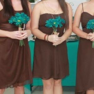 Short, strapless brown dress